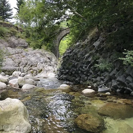 Vila Spacieuse En Ardeche Avec Piscine , En Bord De Riviere Chirols